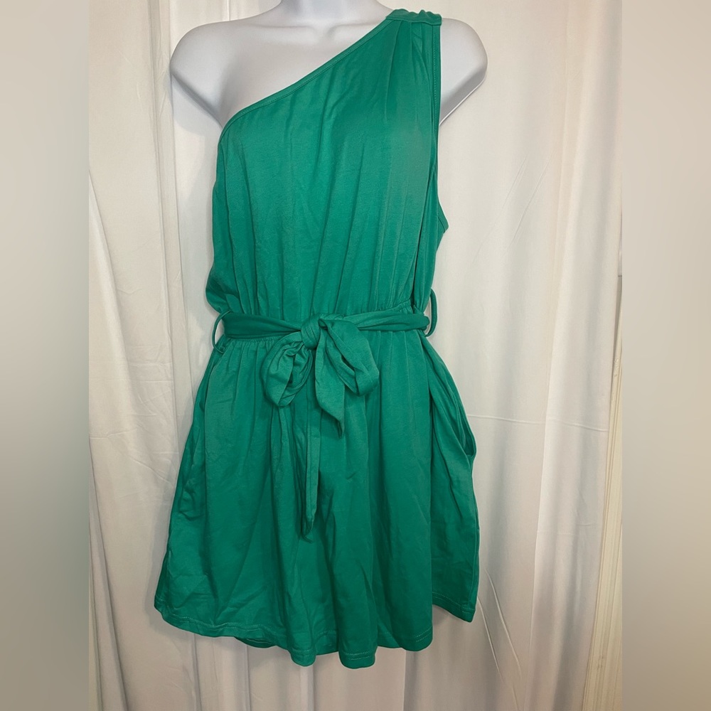 Women’s size M short jumper/romper in green with tie waist